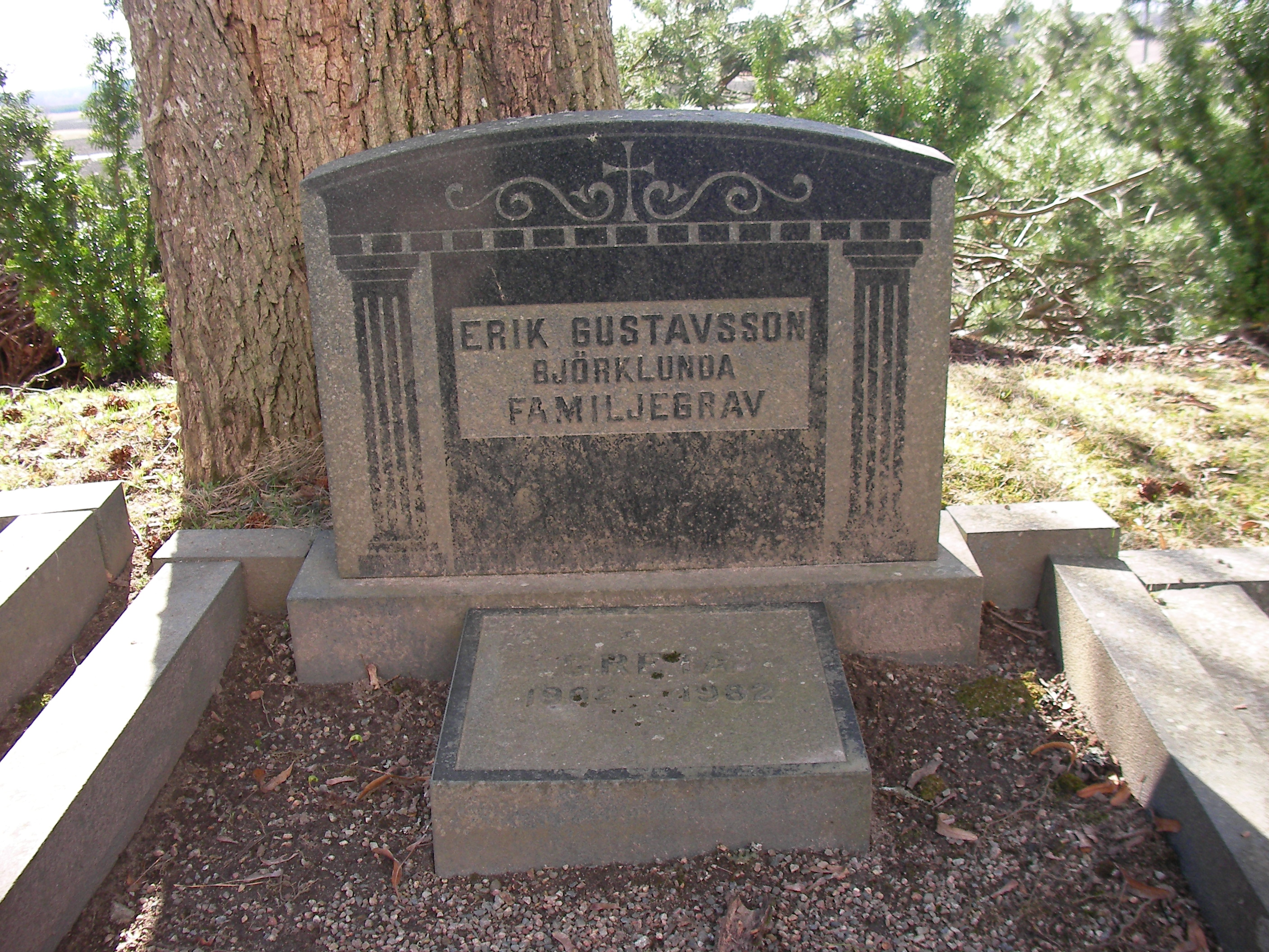 erik_gustavssons_familjegrav_2.jpg